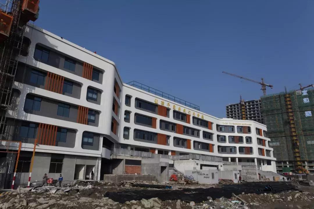 带屋顶的足球场,有屋顶的室内足球场