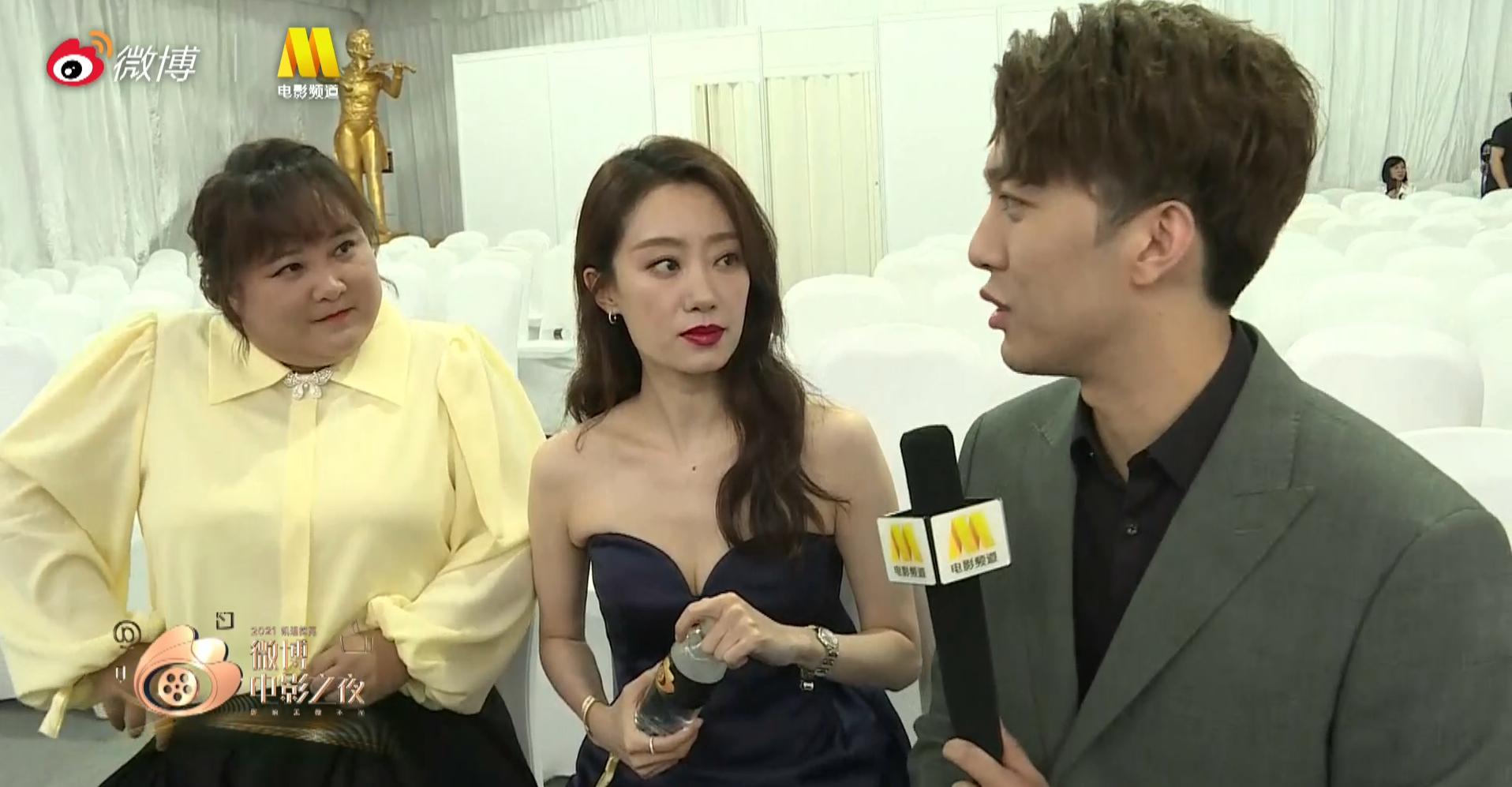 张小斐现在还跟着贾玲么,贾玲和张小斐合起来的样子