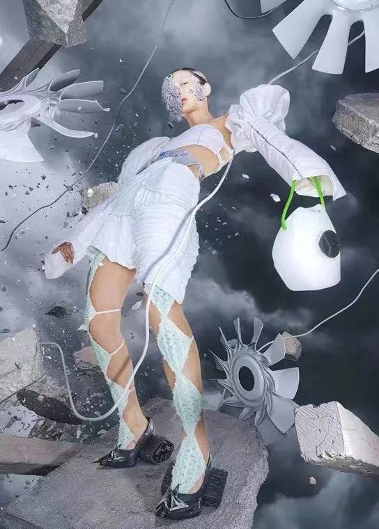 快成主流的“亚逼”,是一个___词?