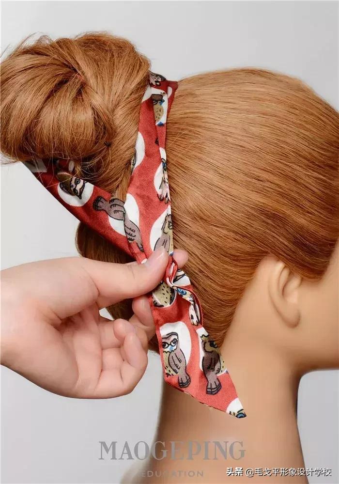 丸子头发带扎法简单又好看又漂亮,丸子头怎么搭配发带