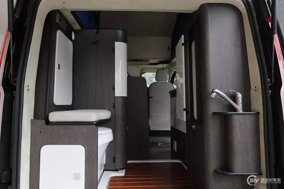 36.98万的轻卡房车,最新款2.5米湖光自动挡房车