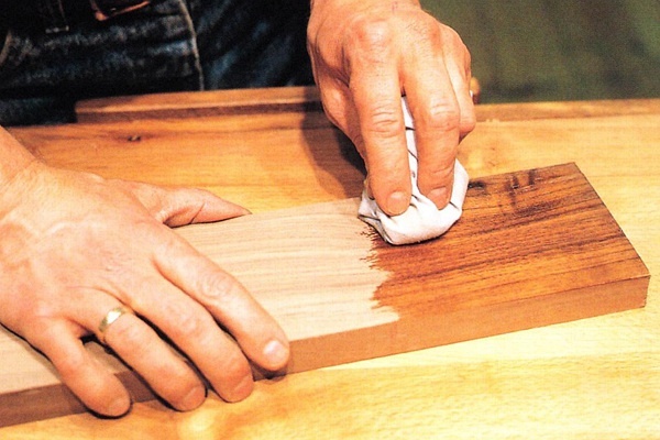 实木家具上漆时，木蜡油真比水性漆环保吗？选好木蜡油有诀窍