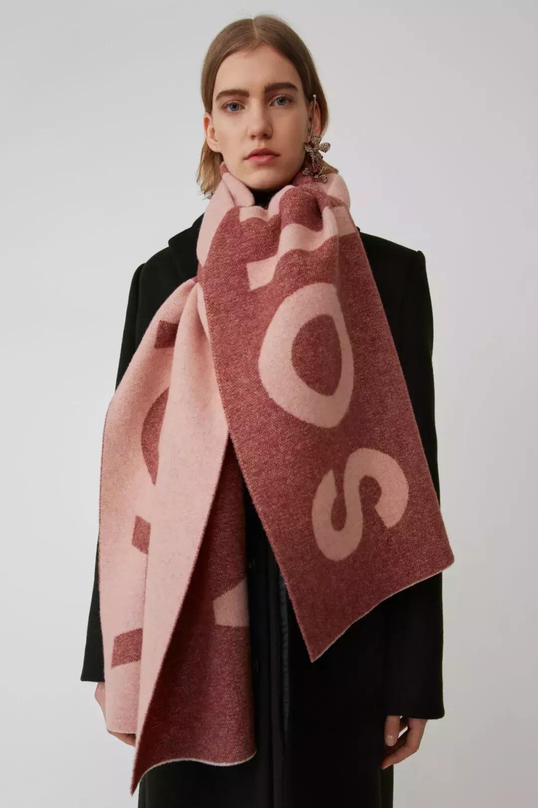 想要冬天穿出高级感,冬天围巾这样系简单又时尚好喜欢