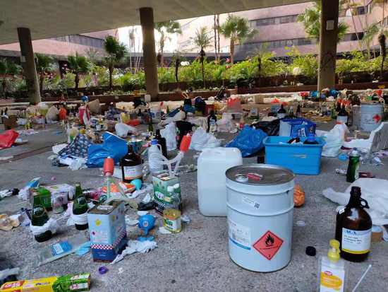 直击港理工:桌椅被烧得只剩框架、有上百枚汽油弹