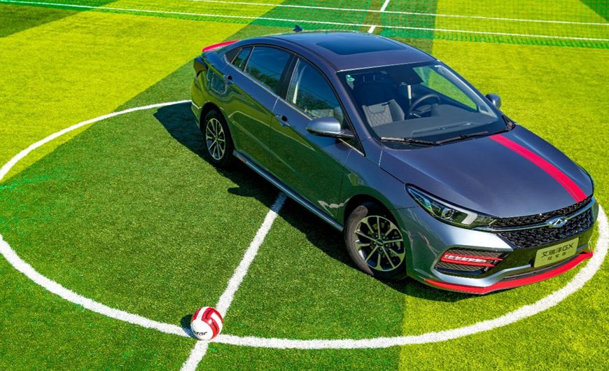 在足球场上如何跟对面的人交流,在足球认识很多朋友