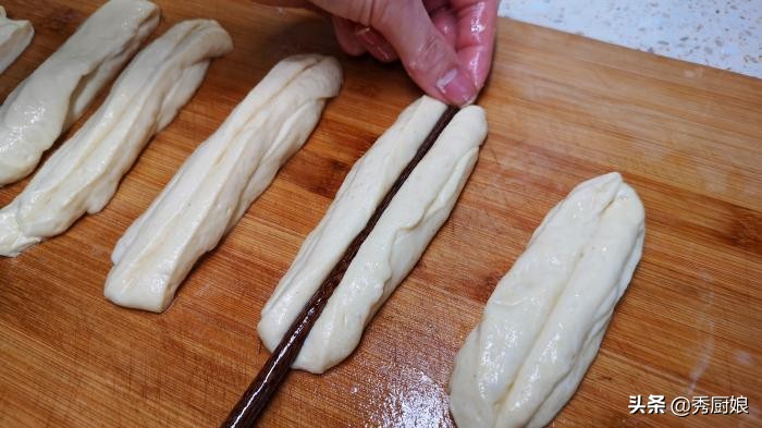 炸油条用油条改良剂还用加酵母吗,油条怎么炸才酥脆又蓬松