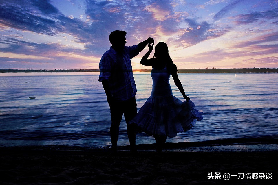 男生不主动联系你但是发信息会回,男生一天没联系我我要主动联系吗