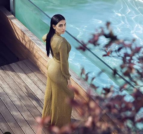 c罗在赛场亲吻乔治娜,c罗和女友乔治娜穿球衣合照图