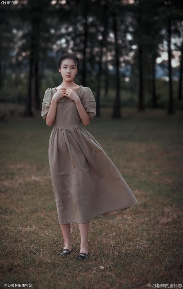 草地美少女拍照姿势,草地少女风写真