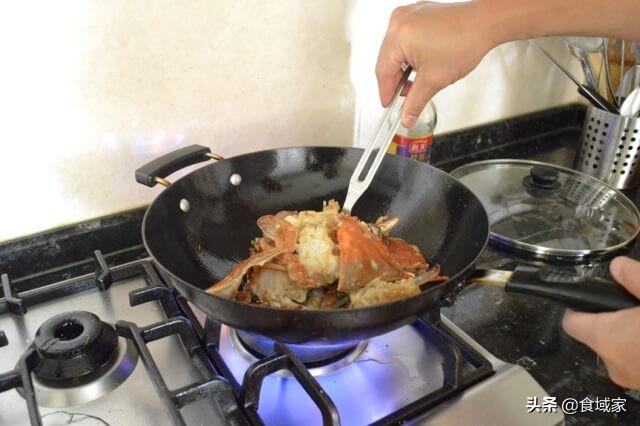 葱姜炒螃蟹虾的家常做法,炒葱姜螃蟹的家常做法