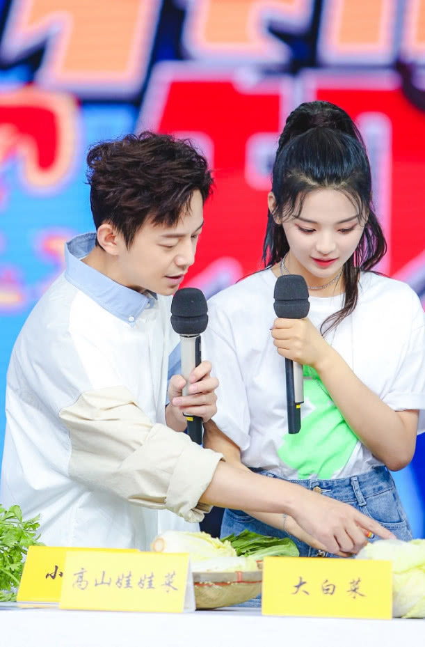 孟美岐和杨超越同框,一个爱秀腰,另一个爱秀腿,团粉都炸锅了