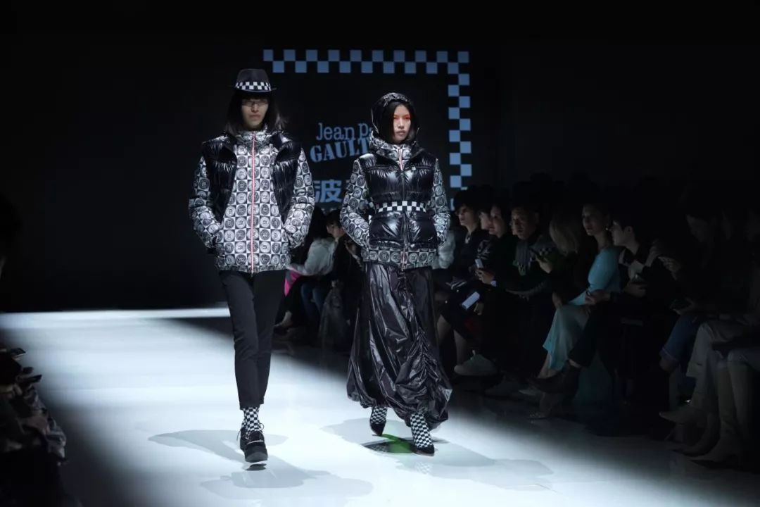 为了抢全球大咖都在翻牌的羽绒服，我差点挤晕在波司登...