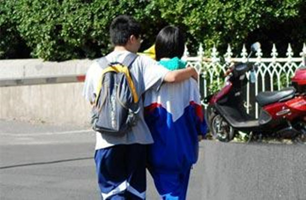 青春期的男孩容易做这4件事，如果没做会很省心，有学霸潜力