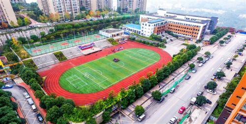 漫步在校园的操场上,漫步在校园小路上