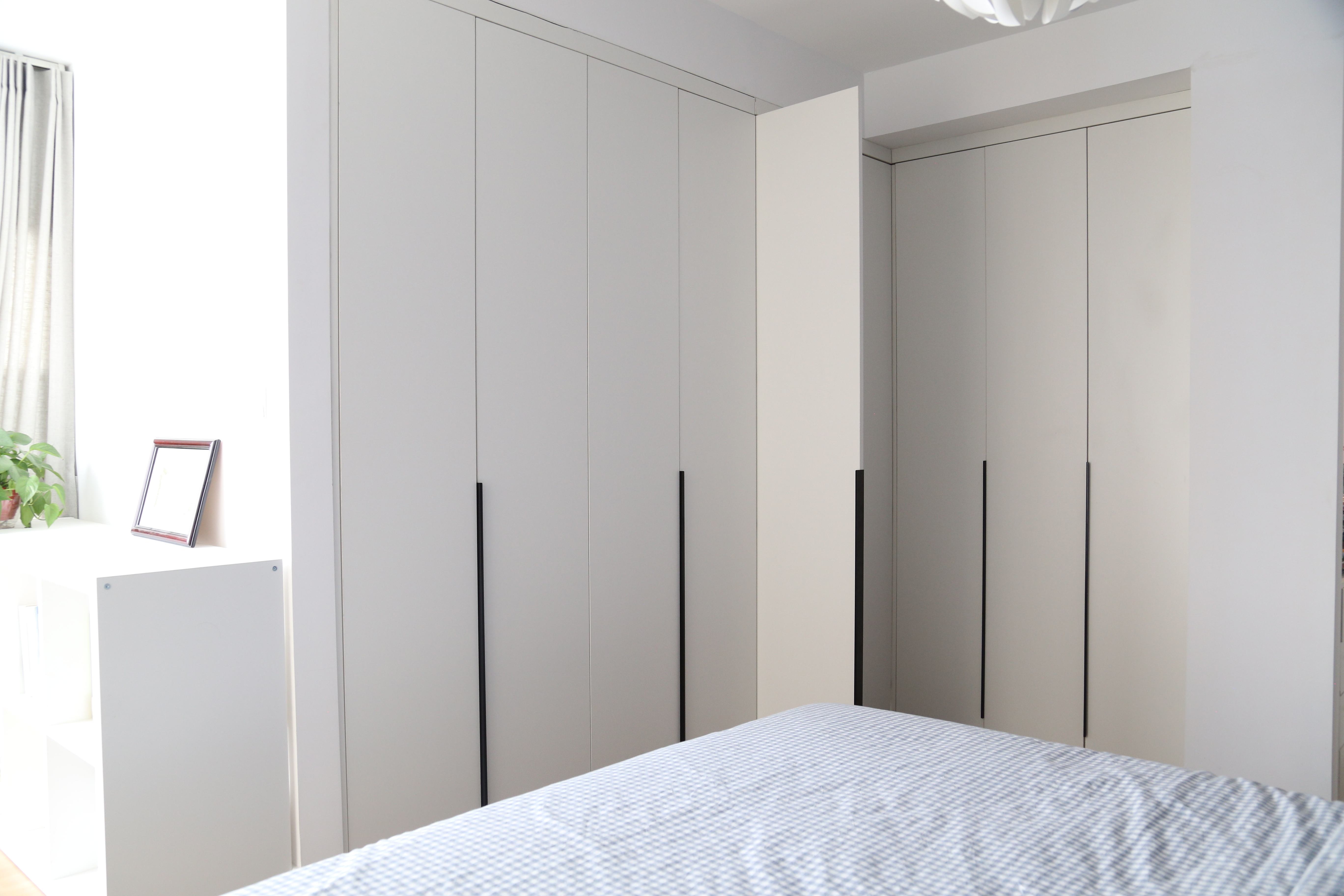 柜门用推拉门和平开门哪个好,定制衣柜推拉门选什么颜色好看