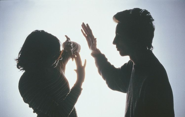 老公每次吵架都说离婚我该怎么办,跟老公合不来天天吵架该不该离婚