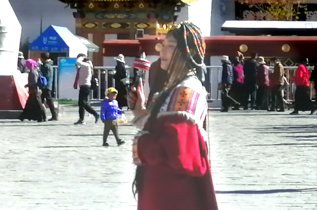 即使在路上走走，*藏西**风情也能让你流连忘返