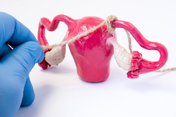 月经延迟又出现出血小腹疼腰疼,经期延长有血块是怎么回事