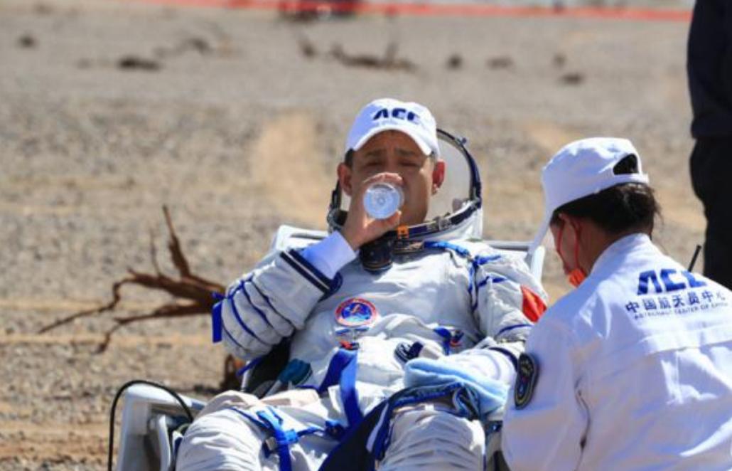 神舟十三号航天员怎么在太空生活,神舟十三号太空舱如何上厕所