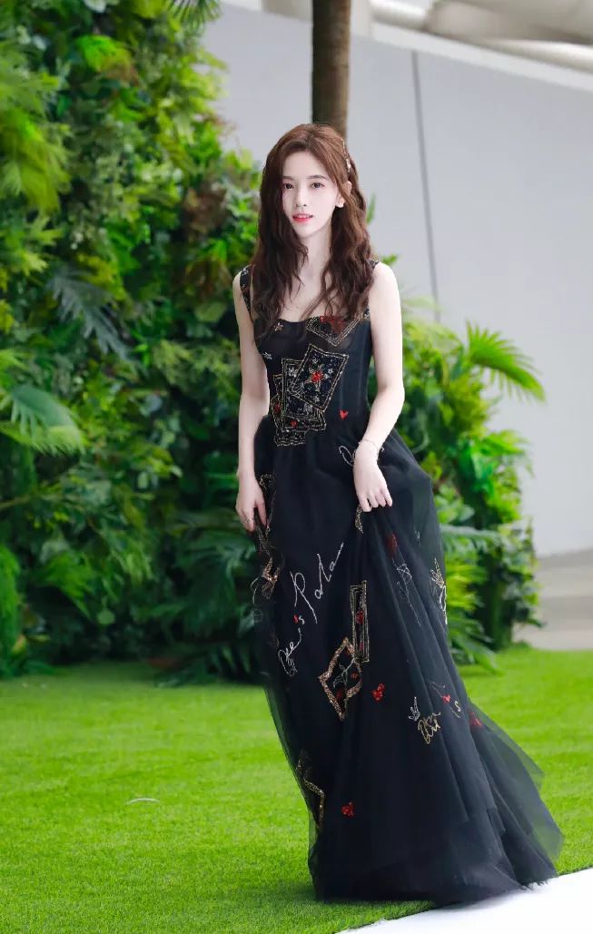 EIGSHOW丨鞠婧祎、李艺彤的仙女春夏妆容能让你美出新高度！