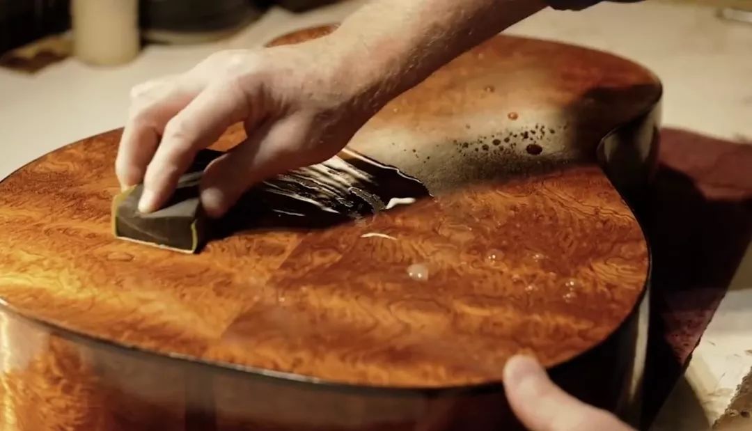 吉他上面的知识,吉他去漆的最佳方法