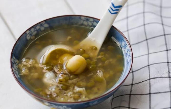 来一杯绿豆沙牛奶，真是解暑的好饮品，做法也很简单的