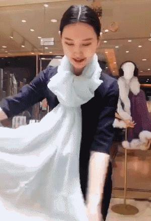 羊绒围巾这样戴简单又时尚,丝绸面料的围巾的系法