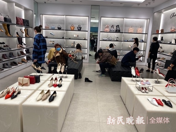 新店开张了,拎着购物袋的人多了,阿拉闹猛的上海回来了