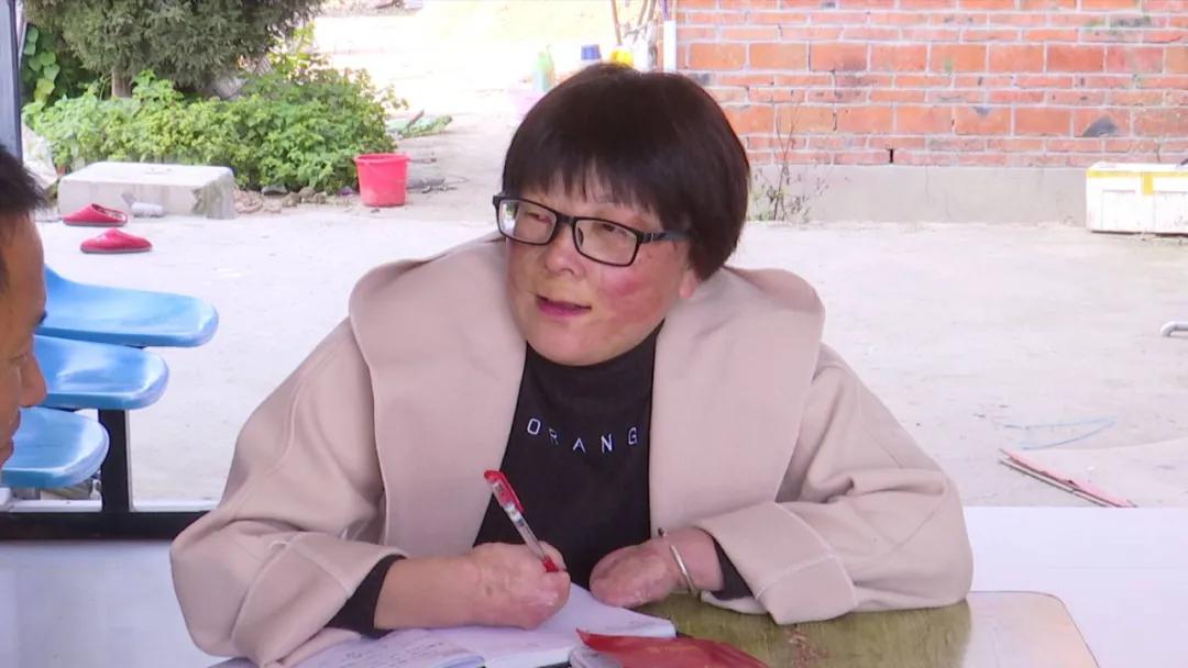 用“一指”点亮扶贫路的“拇指姑娘”