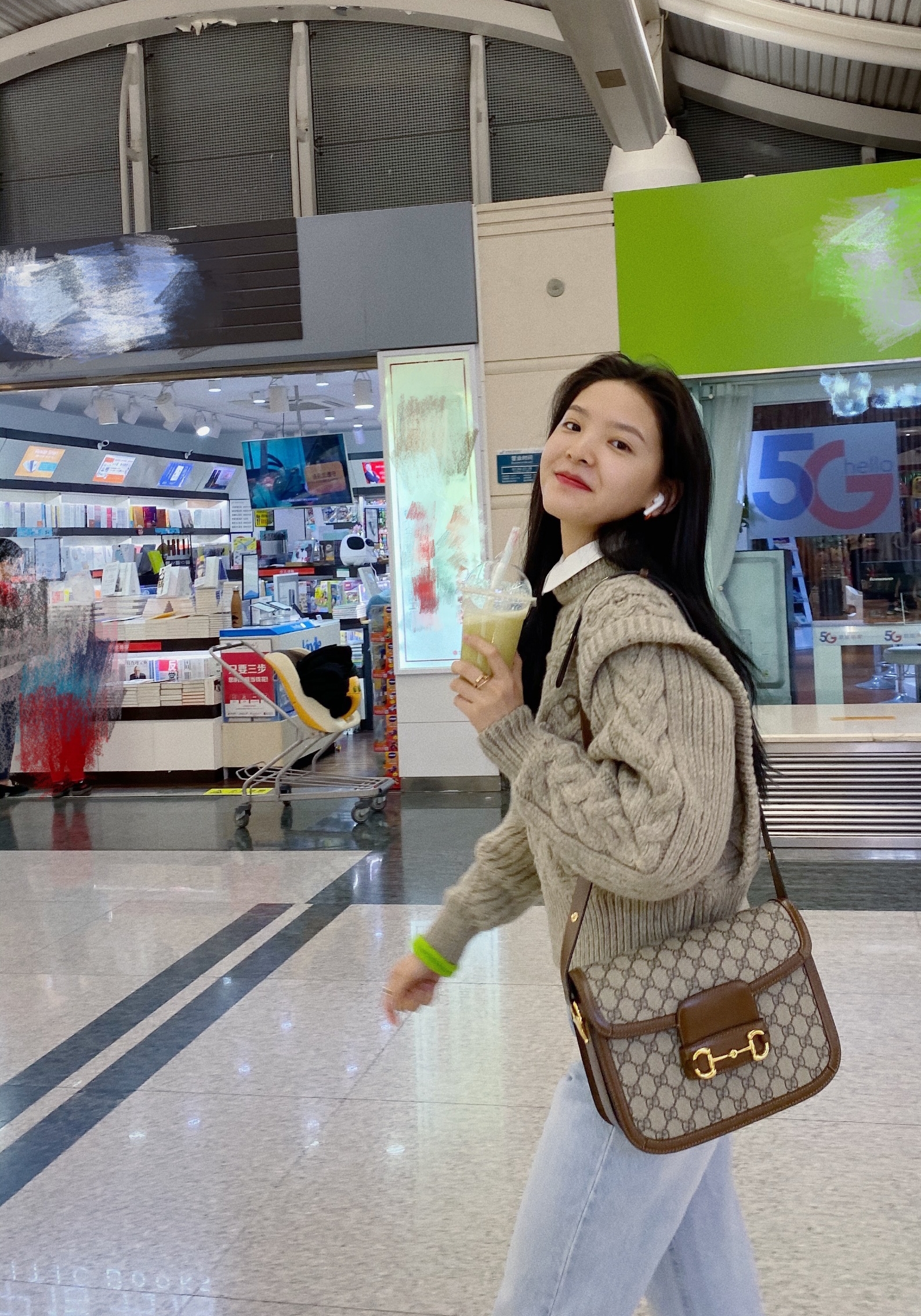 章若楠穿黑色马甲照片,章若楠穿搭生活照