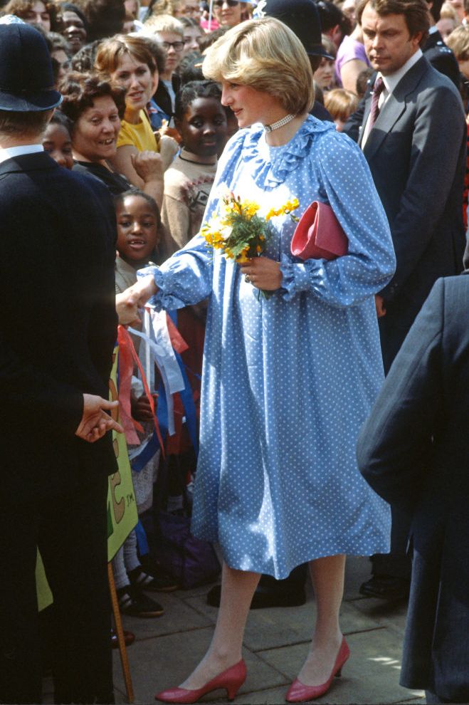 戴安娜王妃华丽大气服装,戴安娜王妃时尚穿着视频