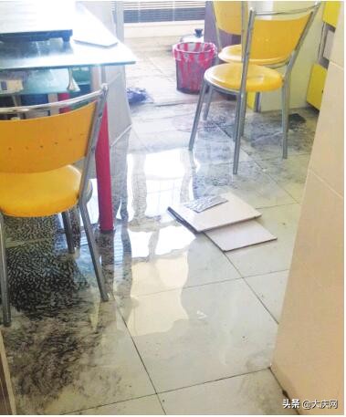 自来水阀门爆裂水淹5家律师：维权索赔先分清责任