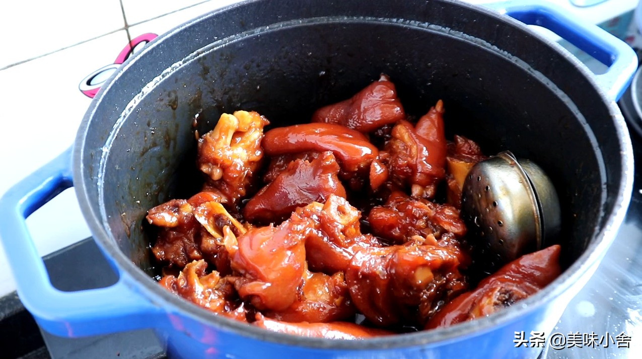 猪蹄这样做太好吃了，Q弹软烂入味，酱香十足，女人多吃对身体好