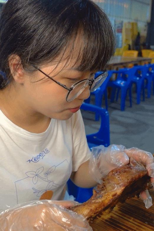 你愿意把夜晚交给谁？是舞台上的高跟鞋，还是大排长龙的宵夜摊