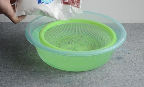 洗菜篮子孔多难清理，找个脸盆泡热水，5分钟就洗干净