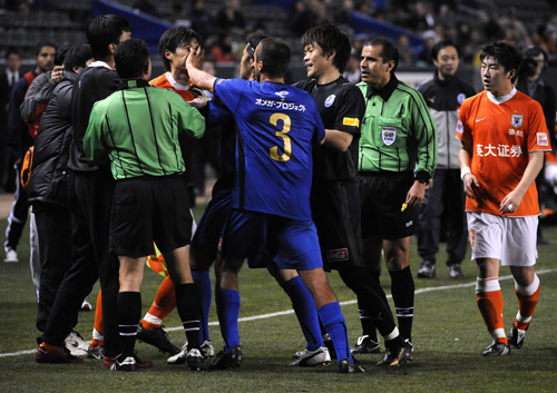 东亚杯2008李玮锋对日本,中韩足球冲突李玮峰