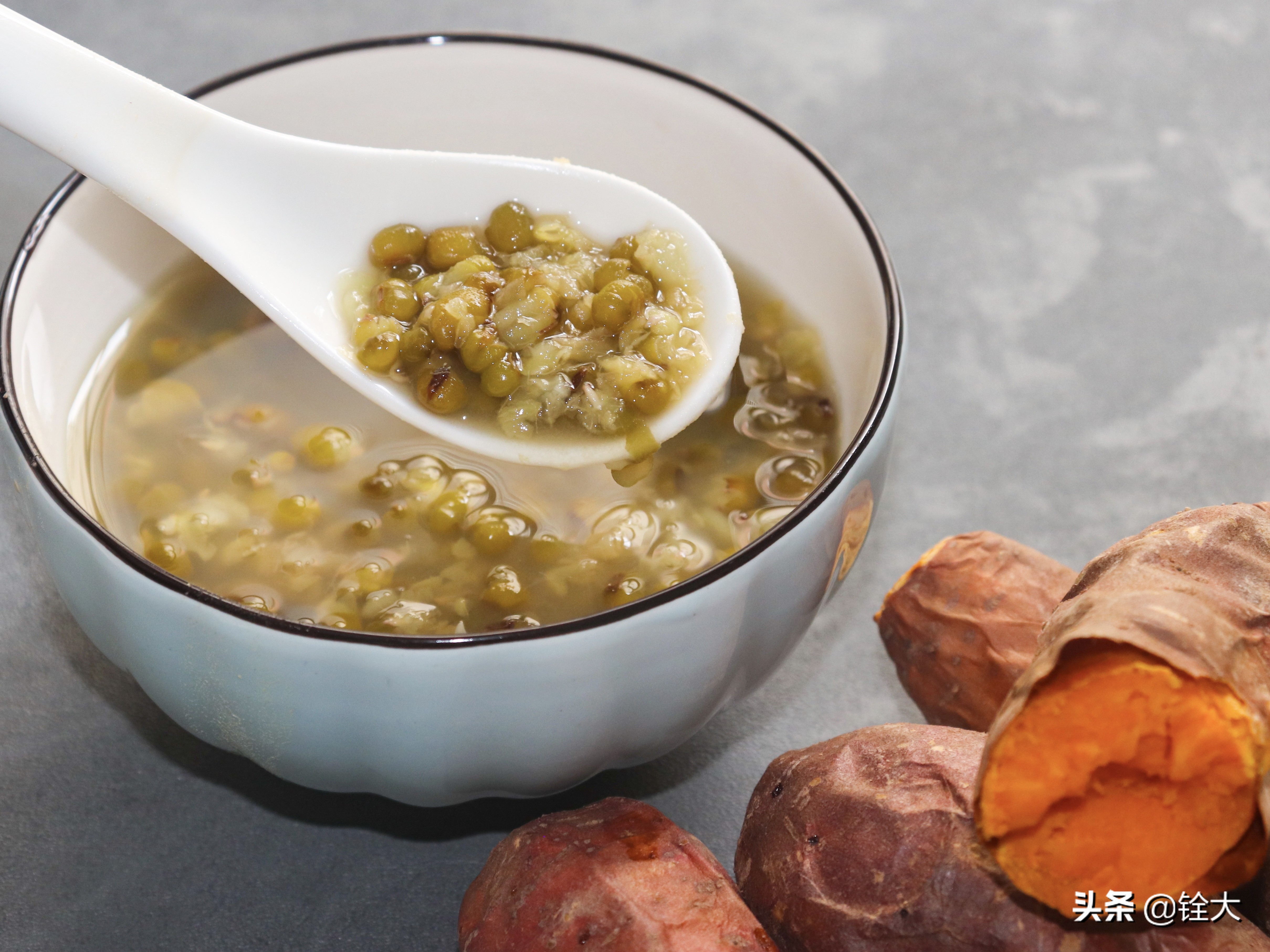 烤红薯香甜可口，而且还是“含钾”之王，再来一碗绿豆汤，美得很