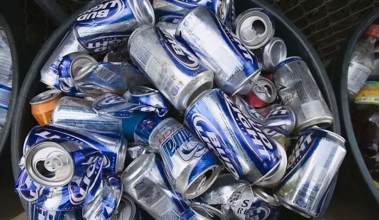 护士小姐用5毛钱的易拉罐，随手一剪猛翻千万倍，网友：手艺牛逼