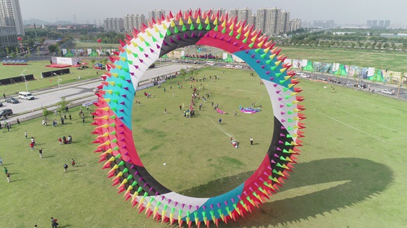 260米巨龙风筝放飞视频,巨龙风筝放飞成功视频
