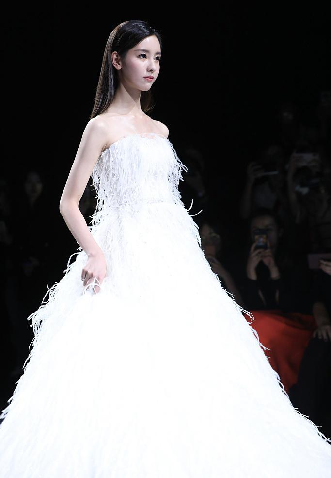 陈都灵最新礼服,陈都灵最新身着深蓝色礼服