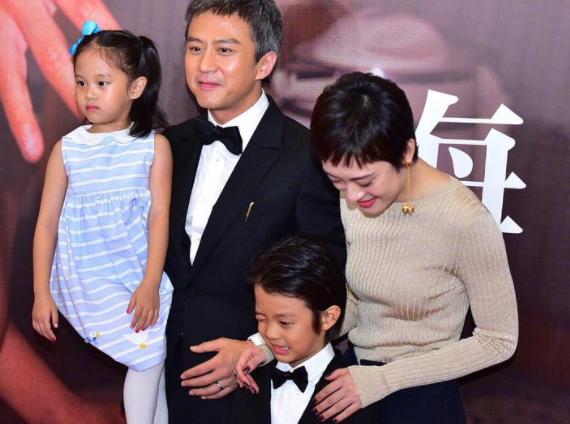 孙俪带孩子摆摊被质疑,不到4小时收入过万,什么本子价值268?