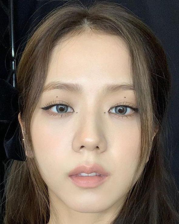 从BP小糊咖到Dior千金,Jisoo的脸越来越值钱了