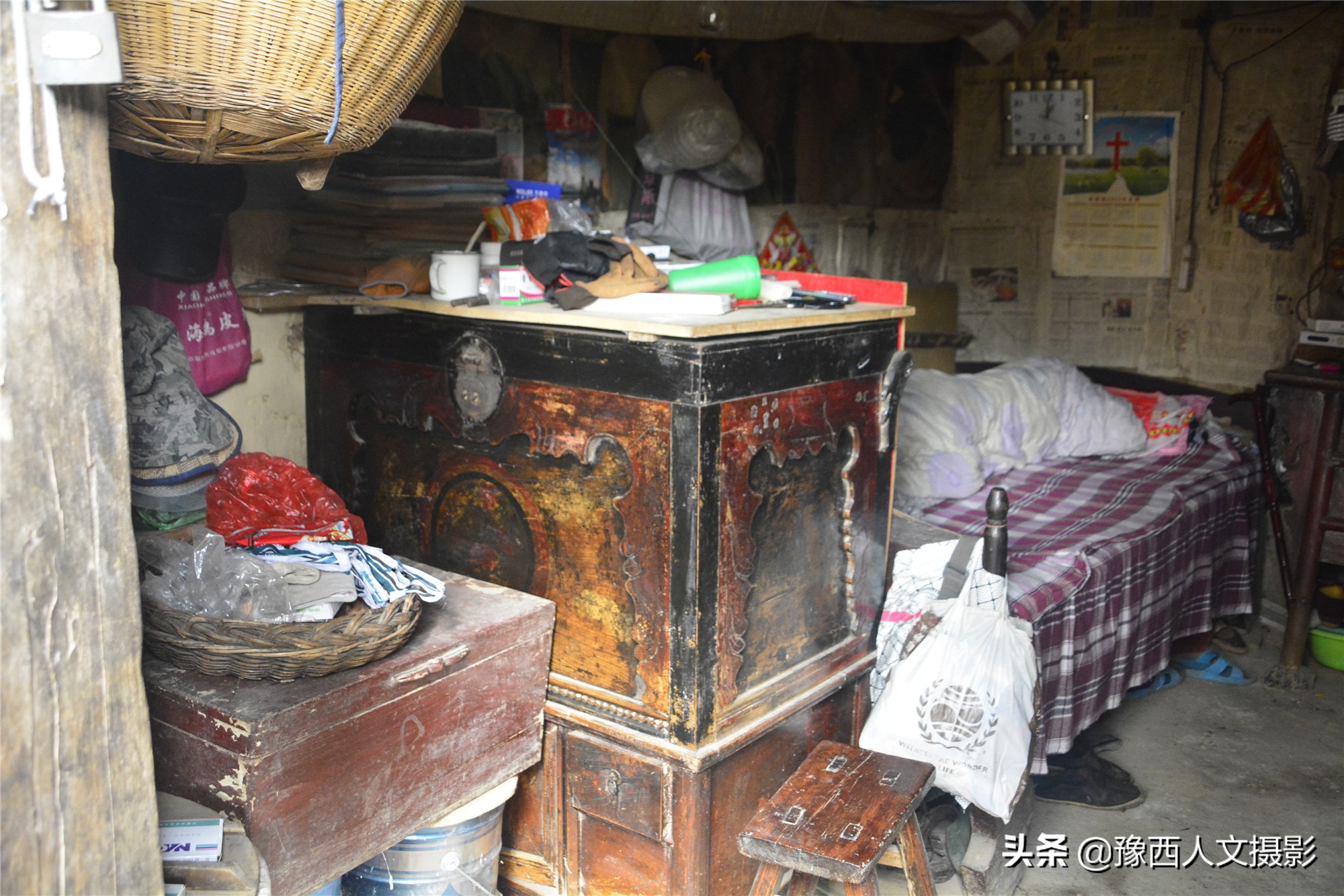 山村老两口想吃碗凉粉，削坏红薯在铁板上磨浆，半天胳膊就肿了