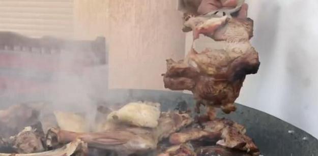 迪拜人很喜欢吃烤肉吗,迪拜人吃烤骆驼肉