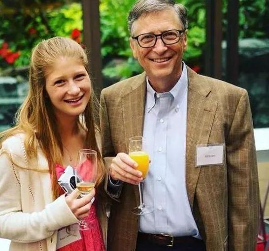 霍启刚郭晶晶带着孩子去赚零花钱,霍启刚晒儿女擦车