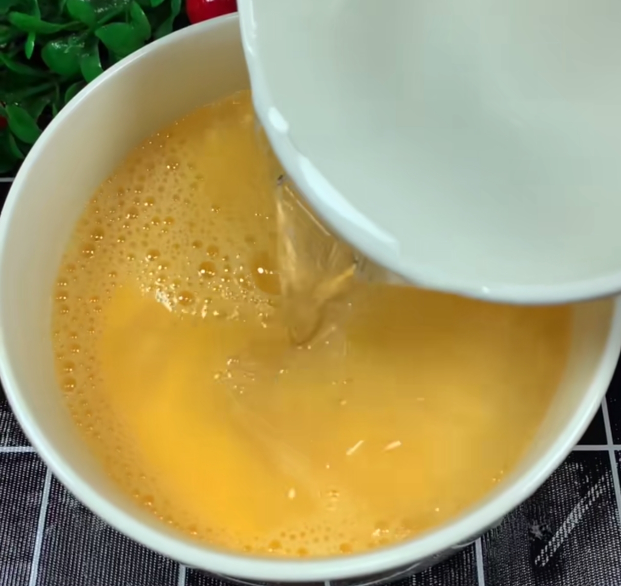 蒸鸡蛋羹怎么滑嫩无蜂窝,蒸出来的鸡蛋羹蜂窝状怎么回事