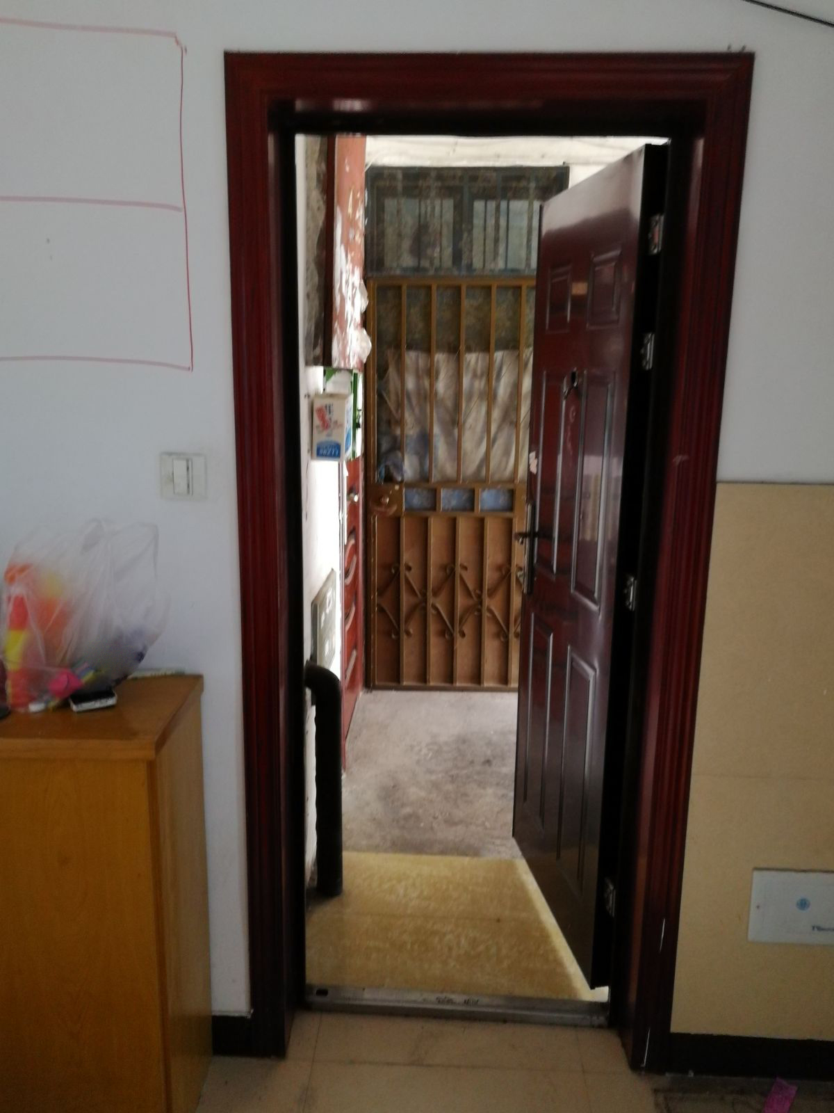 防盗门被撞凹陷修还是换呢,防盗门使劲撞才能开门怎么回事