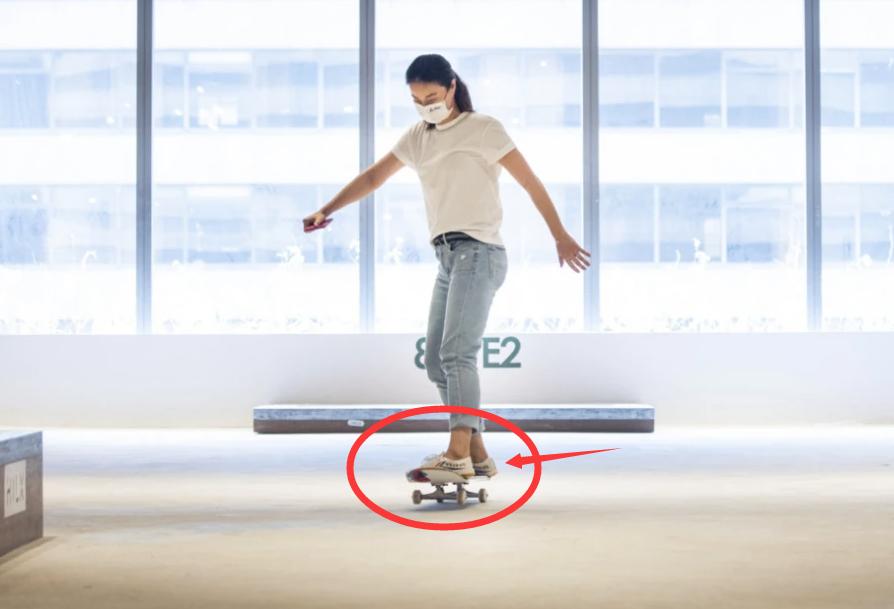 郭晶晶和霍启刚一家穿运动鞋,霍启刚陪郭晶晶玩滑板