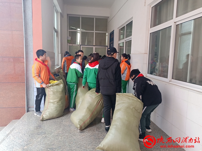 爱心公益暖冬行动,向山区小学爱心捐赠活动