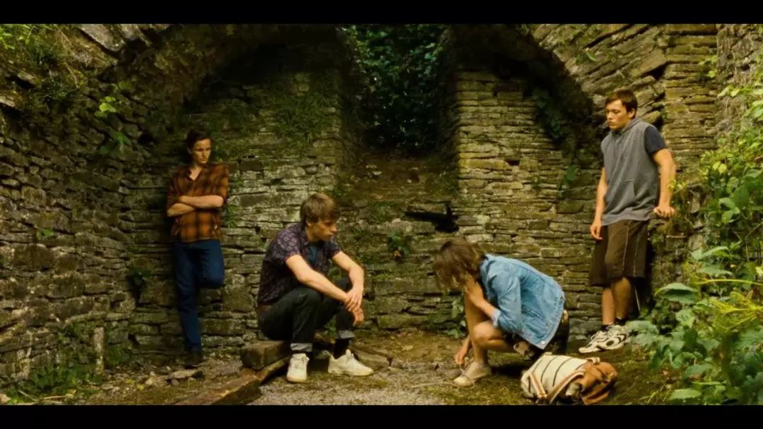 在这部电影中，满屏充满了欲望，在第一集就弄死了女主